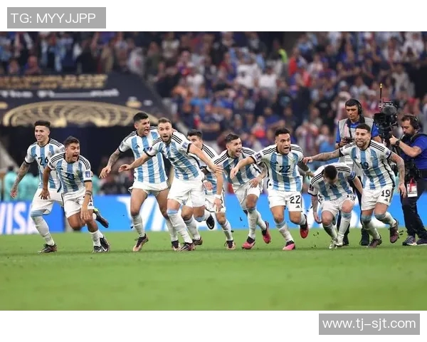 凝固的瞬间闪耀的传奇以足球球星雕像展现永恒荣耀